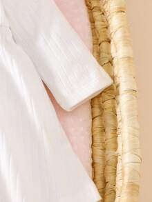 SHEIN 新生女宝宝秋季新款柔软亲肤梭织面料白色圆领长袖甜美可爱公主风字母印花连衣裙 - 白色 - 查看 4