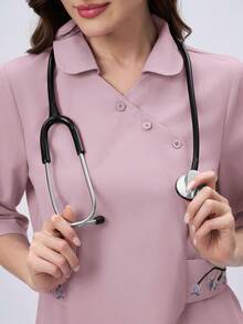 Scrubzie 不对称领刺绣长款制服上衣 - 藕粉色 - 查看 6