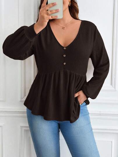 SHEIN Frenchy 大码女式 V 领长袖休闲罗纹 T 恤，纽扣设计和荷叶边下摆