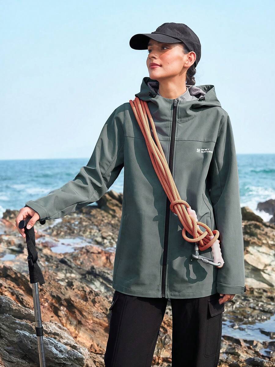 In My Nature 女士前拉链长袖口袋字母印花休闲连帽户外雨衣