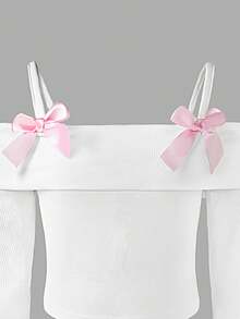 SHEIN 甜美时尚的新款女婴连衣裙，长袖优雅吊带肩部设计，蝴蝶结立体装饰，白色柔软舒适的罗纹面料，适合春、秋、夏日常穿着。