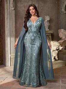 Aureia فستان سهرة رسمي أنيق ذو رقبة على شكل حرف V باللون الرمادي الداكن، أكمام واسعة، مزين بالتطريز الفاخر والشيفون والخصر المزين بالراين والخرز، ذيل على شكل ذيل السمكة، مناسب للمناسبات الرسمية المسائية للمقاسات الكبيرة