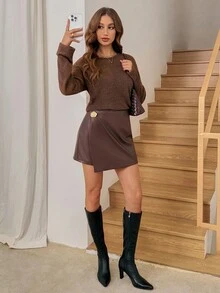 SHEIN LUNE Conjunto de 2 piezas de top de manga larga de cuello redondo de unicolor y falda plisada asimétrica de cuero PU para mujer, de moda para otoño, ropa de otoño para mujer, ropa de invierno para mujer, disfraz de Halloween, atuendo de Año Nuevo, conjunto casual para mujer, conjunto de 2 piezas con hebilla de metal rosa, ropa elegante - Marrón - Ver 5