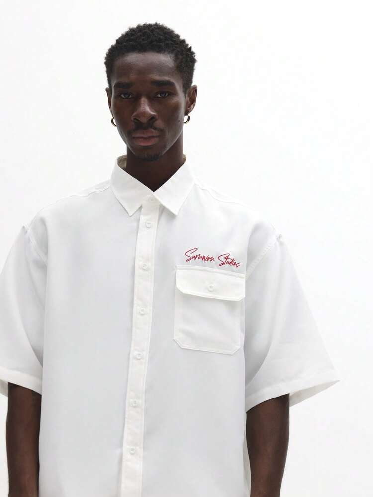 胸ポケットとスクリプトロゴが特徴のクラシックなボタンダウンシャツ