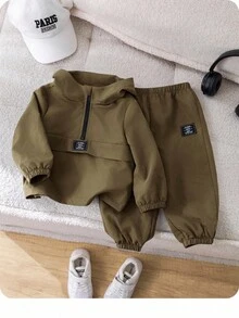 SHEIN 2 件装男婴军绿色连帽套头衫和松紧腰裤休闲运动装，秋季