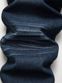 青少年男孩破洞牛仔裤，复古水洗，休闲校园风格，舒适棉质，适合日常穿着和上学，秋冬季