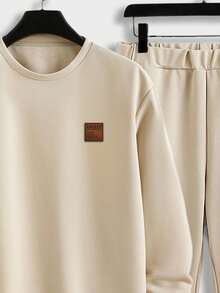 Manfinity Homme 2 件男士休闲成熟字母贴片简约圆领运动衫和运动裤套装，卡其色，秋季服装 - 卡其色 - 查看 2