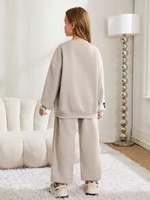 SHEIN Serisse Kids 青少年女孩宽松休闲字母压花贴片细节字母图案圆领套头衫运动衫和运动裤运动 2 件套服装