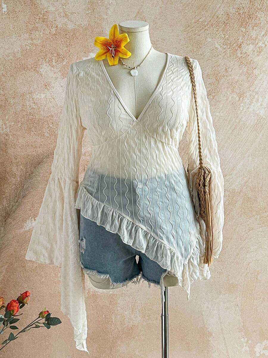 Soleia 大码女式纹理网眼 V 领喇叭袖荷叶边下摆衬衫 - 米色 - 查看 1