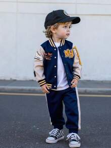 Playful Pals 2 件套幼儿男童学院风字母印花刺绣拼布前扣休闲棒球夹克和裤子套装，罗纹领口、袖口和下摆设计，适合秋冬季外出、街头服饰、日常穿着、运动、上学、旅行、度假
