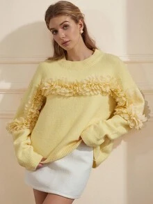 Aveloria Rosie Cremefarbener gelber Herbst/Winter Neuankömmling aufwendiges 3D Blumen Trim Design, raffiniert eleganter vielseitiger Damen Pullover