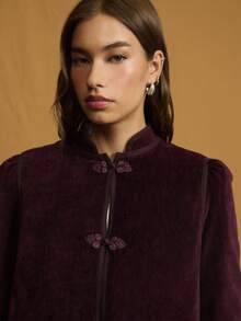 Nöista Chaqueta de terciopelo a medida con cuello alto y botones chinos detallados, que ofrece una silueta elegante y formal ideal para atuendos de invierno de mujer, vestimenta refinada para fiestas, estilismo navideño y looks elevados de Año Nuevo. - Azul Marino - Ver 3