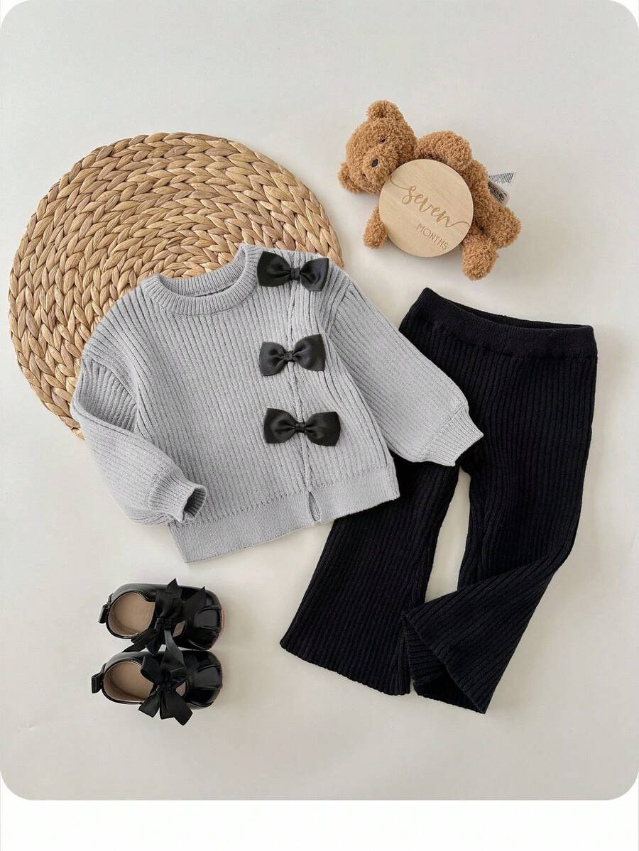 SHEIN Conjunto de 2 piezas de suéter de punto con lazo marrón lindo y pantalones acampanados para bebé niña, otoño/invierno