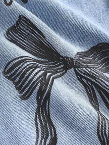 SHEIN Girlism 少女高腰蝴蝶结爱心印花口袋可爱直筒休闲宽松牛仔裤，适合8-12岁女孩，秋冬季返校季牛仔裤，少女秋冬街头复古风裤装，舒适百搭，适合上学、居家和旅行，Y2K少女风，蝴蝶结牛仔裤，Y2K青少年风，青少年蝴蝶结 - 中等水洗藍 - 查看 3