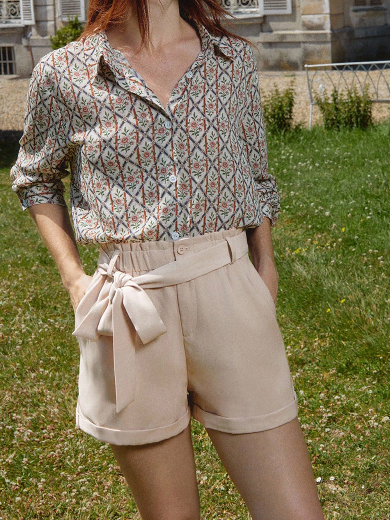 Short taille haute avec taille élastique, ceinture nouée et ourlet retroussé. Tenues de vacances, tenues de bureau