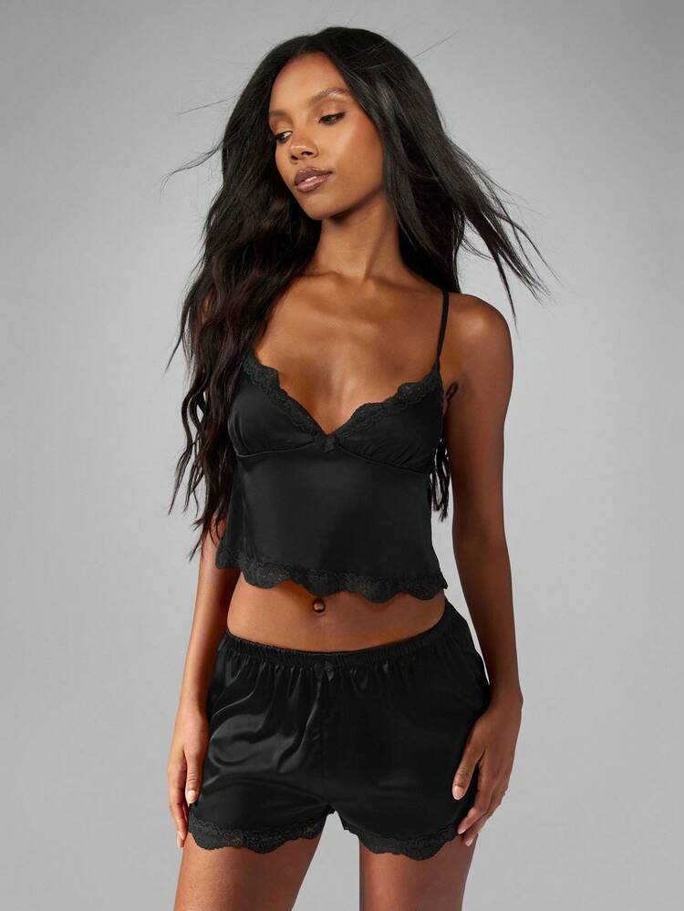 MISSGUIDED Luxuriöser Satin-Spitzen-Saum Camisole Pyjama-Set mit geschwungener Ausschnittlinie und passenden Schlafshorts als Loungewear und Nachtwäsche für Winter und Sommer als Geschenk