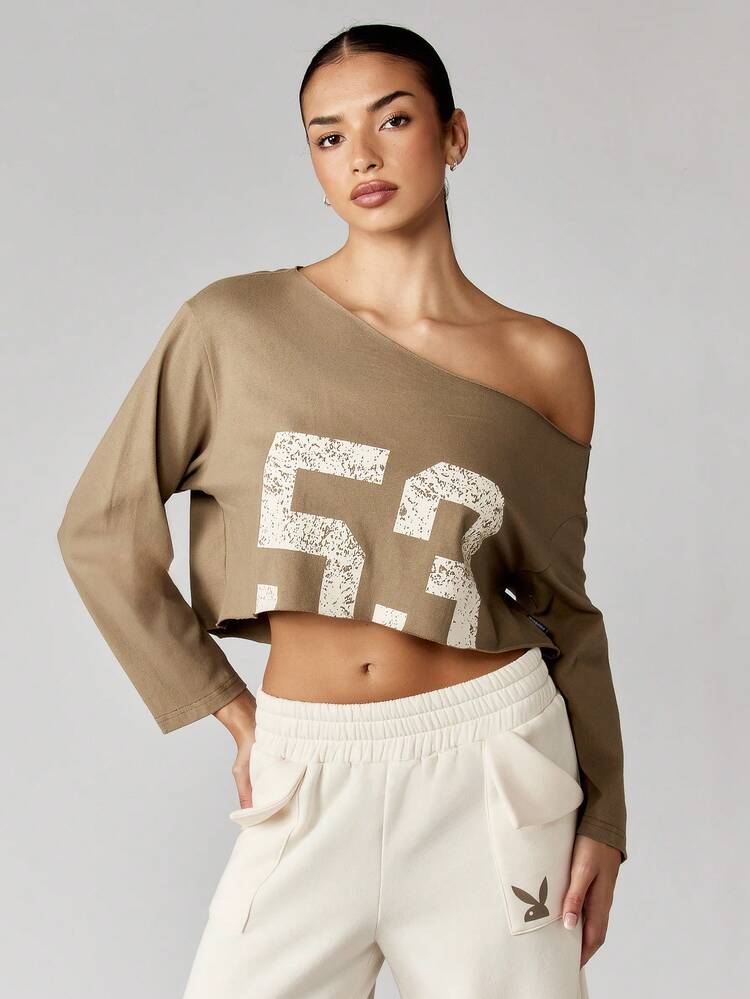 Missguided x Playboy Top court asymétrique avec épaules dénudées, imprimé de numéros de varsité 53 et logo, manches longues, décontracté, streetwear pour l'automne et l'hiver