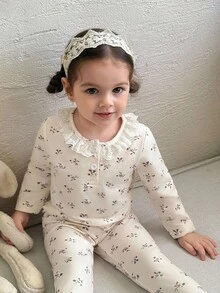 SHEIN Conjunto de 2 piezas de top de manga larga con flores y pantalones para bebé/niño pequeño con cuello con volantes