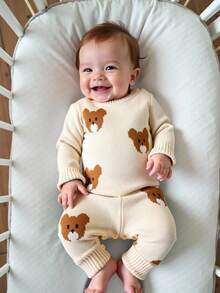 SHEIN جمبسوت كاجوال مريحة بأكمام طويلة للاستخدام اليومي للأطفال الرضع والصغار، مزينة برسومات الدب الكيوت بتقنية الجاكار المحبوكة