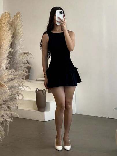 Andrea Bello Vestido mini de mujer de punto con volantes en el bajo y sin mangas de un solo color