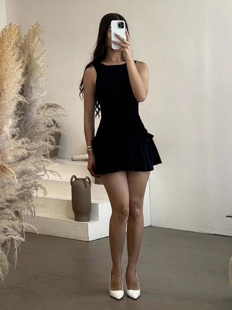 Andrea Bello Vestido mini de mujer de punto con volantes en el bajo y sin mangas de un solo color - Negro - Añade 1