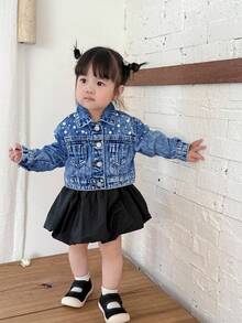 SHEIN Baby Mädchen weiße Kunstperlen blaue Jeans Kragen Langarm Kurze Jacke, Mädchen Frühling und Sommer Lässig Urlaub Country Boho Tragen, Strandoutfits für Mädchen, Western Streetwear für Mädchen, Spring Break Outfits, Rave Outfits Festival Denim Jacke, Baby Mädchen Urlaubs Outfits