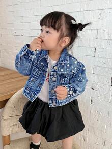 SHEIN Baby Mädchen weiße Kunstperlen blaue Jeans Kragen Langarm Kurze Jacke, Mädchen Frühling und Sommer Lässig Urlaub Country Boho Tragen, Strandoutfits für Mädchen, Western Streetwear für Mädchen, Spring Break Outfits, Rave Outfits Festival Denim Jacke, Baby Mädchen Urlaubs Outfits