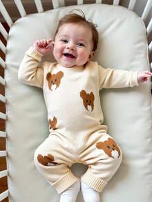 SHEIN جمبسوت كاجوال مريحة بأكمام طويلة للاستخدام اليومي للأطفال الرضع والصغار، مزينة برسومات الدب الكيوت بتقنية الجاكار المحبوكة