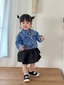 SHEIN Baby Mädchen weiße Kunstperlen blaue Jeans Kragen Langarm Kurze Jacke, Mädchen Frühling und Sommer Lässig Urlaub Country Boho Tragen, Strandoutfits für Mädchen, Western Streetwear für Mädchen, Spring Break Outfits, Rave Outfits Festival Denim Jacke, Baby Mädchen Urlaubs Outfits