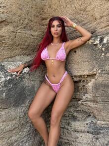 Bearsaez Frühlings-Break Damen Bademode Sommer Outfit, 2-teiliger texturierter Stoff Fuchsia Dreieck Bikini Badeanzug mit Anhänger, Urlaubssets für den Strand