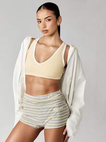 Missguided x Playboy Top deportivo de alto impacto con cuello en V y espalda cruzada, que absorbe la humedad, para actividades atléticas, entrenamiento y fitness - Amarillo - Ver 2