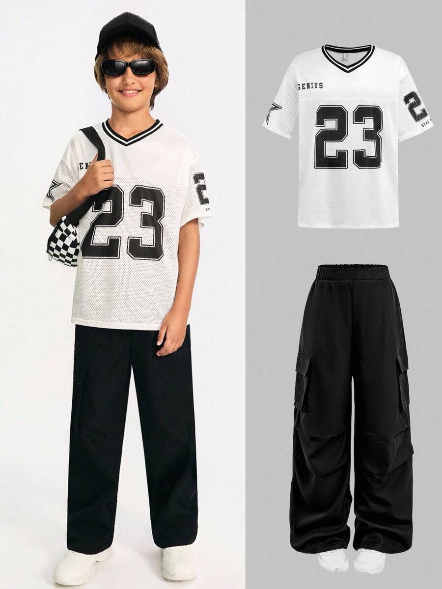 SHEIN 青少年男孩图形数字和字母印花篮球球衣 T 恤上衣和黑色工装口袋裤两件套休闲街头套装假日服装 - 黑與白 - 查看 1