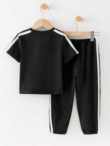 SHEIN 两件套儿童/青少年男童休闲百搭印花图案混纺厚薄罗纹圆领短袖T恤和运动裤针织套装，男童服装，运动裤，男童夏季服装，套装，校服上衣，返校服装，黑色图案T恤，秋季裤装 - 黑色 - 查看 3