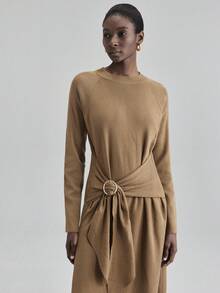 Ontre 2025年新品，针织混纺，秋冬，现代都市风格，女式中长连衣裙，卡其色，柔软针织面料，腰部可调节，圆领，商务休闲，办公室着装，日常装，金属扣腰部调节，开衩，都市时尚，简约优雅 - 卡其色 - 查看 6