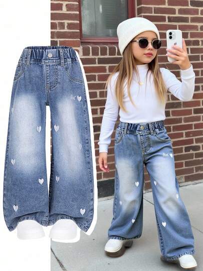 年轻女孩休闲宽松牛仔裤，柔软舒适棉质，心形刺绣，适合春、夏、秋、冬，浅蓝色