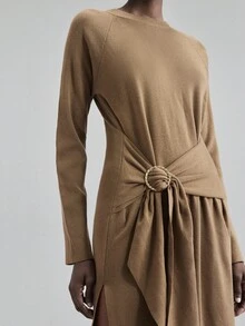 Ontre 2025年新品，针织混纺，秋冬，现代都市风格，女式中长连衣裙，卡其色，柔软针织面料，腰部可调节，圆领，商务休闲，办公室着装，日常装，金属扣腰部调节，开衩，都市时尚，简约优雅 - 卡其色 - 查看 8