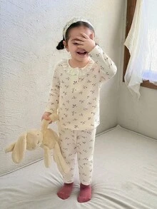 SHEIN Conjunto de 2 piezas de top de manga larga con flores y pantalones para bebé/niño pequeño con cuello con volantes