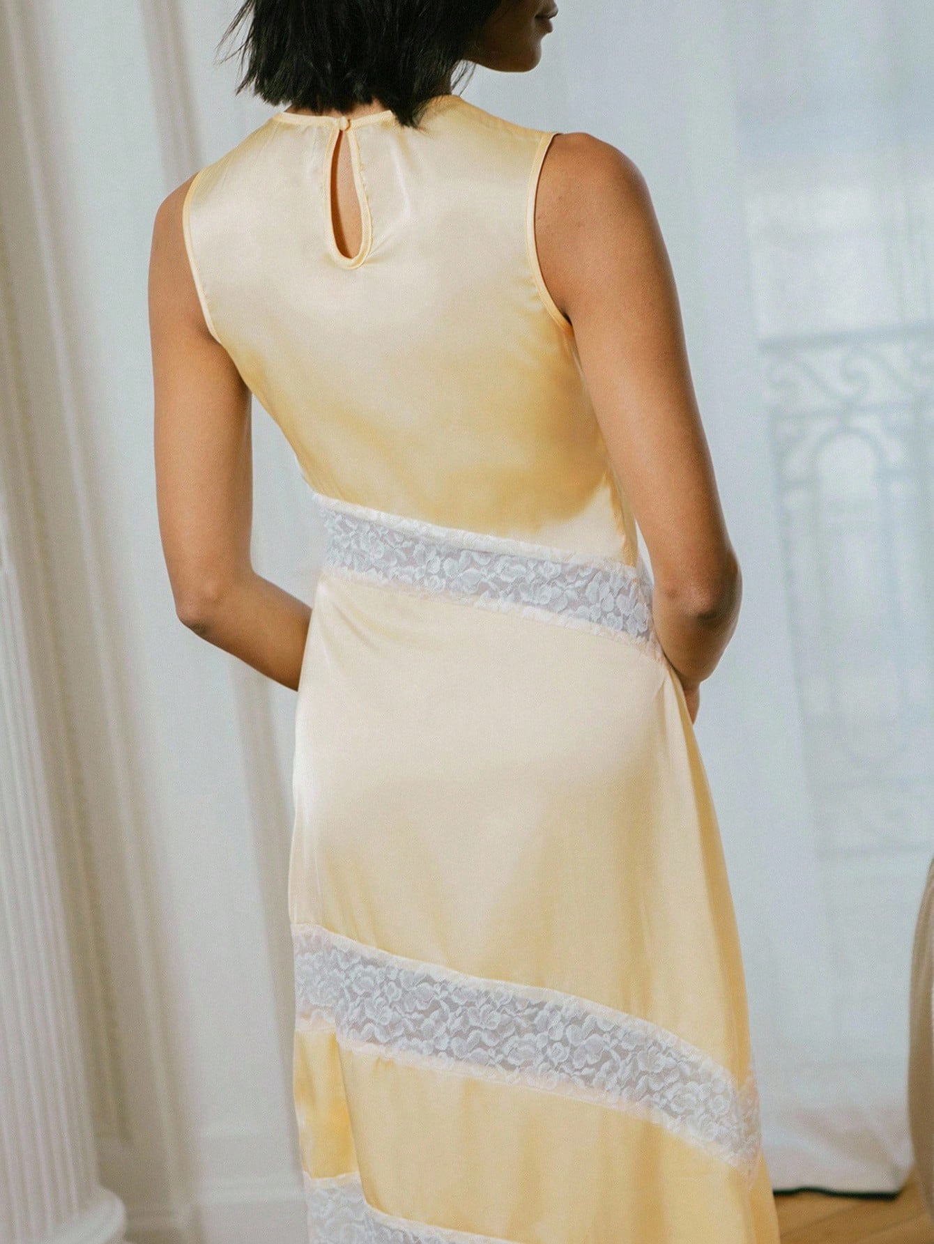 Butter gelbes Vintage-Stil locker sitzendes Satin Midi-Kleid mit asymmetrischen Spitzeneinsätzen, Urlaubskleid, Abendkleid, Lehrerkleid