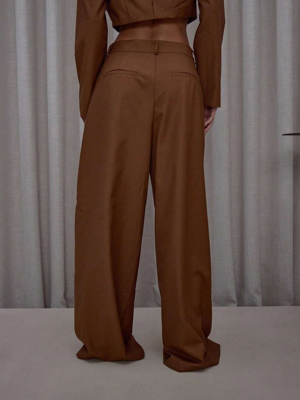 Pantaloni da tailleur con gamba extra ampia e pieghe, solo abbigliamento casual elegante e sensuale per uscire, adatti per autunno e primavera, colore caramello