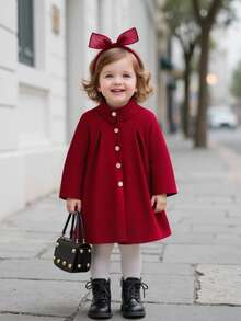 女童纯色高领A字长袖毛呢外套。款式简约时尚。A字廓形优雅大方，适合宝宝各种场合穿着。无论是日常外出、居家休闲，还是参加晚会，都能让宝宝成为最吸睛的小公主。也是妈妈们为宝宝挑选的理想时尚单品。