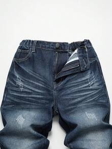 青少年男孩破洞牛仔裤，复古水洗，休闲校园风格，舒适棉质，适合日常穿着和上学，秋冬季