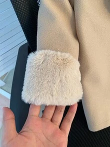 1 件婴儿女孩秋冬时尚优雅复古街头风格卡其色长袖夹克，袖口和衣领有毛茸茸的饰边，适合街头摄影