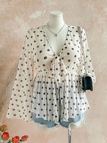 Soleia 大码女式红色圆点印花针织网眼前开襟系带喇叭袖衬衫 - 彩色 - 查看 5