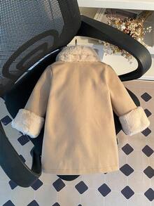 1 件婴儿女孩秋冬时尚优雅复古街头风格卡其色长袖夹克，袖口和衣领有毛茸茸的饰边，适合街头摄影