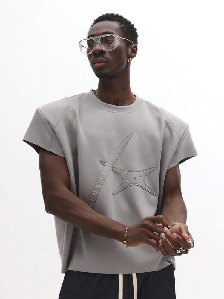 Camiseta com borda crua e design de aplique estrutural
