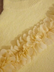 Aveloria Rosie Cremefarbener gelber Herbst/Winter Neuankömmling aufwendiges 3D Blumen Trim Design, raffiniert eleganter vielseitiger Damen Pullover