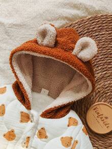 SHEIN Vintaside Kids Babyboy 男婴长袖连帽时尚可爱西式连体衣。这款夹克非常适合户外旅行，提供充足的防寒保护。款式时尚实用。