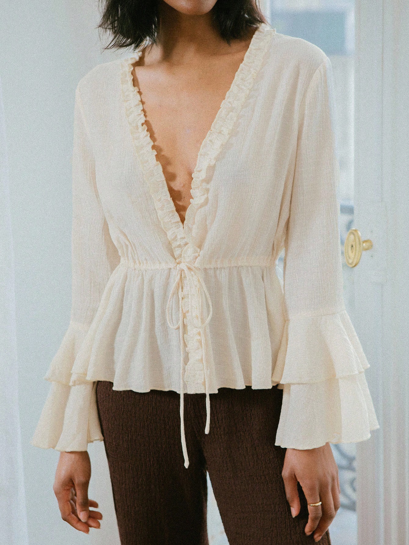 Boho Urlaubs Chiffon Bluse mit tiefem Ausschnitt, Rüschenärmeln und Bindung in der Taille, Herbstbluse, Frauenkleidung