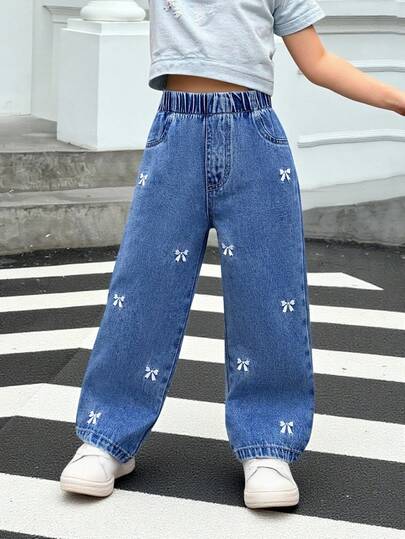 Sparklyn Jeans de estilo lindo para niñas, aptos para primavera/verano/otoño/invierno, color denim azul medio, con bordado de lazo blanco, corte recto y holgado, tela de denim de algodón cómoda, adecuado para uso diario, escuela, ir y venir