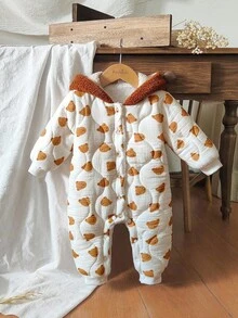 SHEIN Vintaside Kids Babyboy 男婴长袖连帽时尚可爱西式连体衣。这款夹克非常适合户外旅行，提供充足的防寒保护。款式时尚实用。